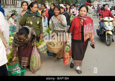 Lao Frau trägt traditionelle Sarong Kleidungsstücke in Luang Prabang Laos Stockfoto