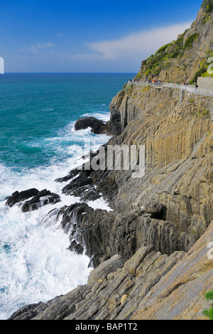 Die Küste auf der Via del Amore (Via Dell' Amore) zwischen den Städten von Manarola und Riomaggiore, Cinque Terre, Ligurien, Italien Stockfoto