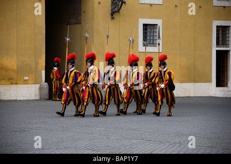 Der Vatikan Elite Päpstlichen Schweizergarde im Dienst am Eingang des Papstes private Wohnungen und Büros Stockfoto