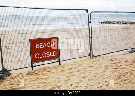 Ein geschlossenen Zeichen und Barrieren am Strand von Bournemouth. Dorset. VEREINIGTES KÖNIGREICH. Strand geschlossen für Restaurierung und Wartung nach Erosion. Stockfoto