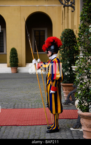 Der Vatikan Elite Päpstlichen Schweizergarde im Dienst am Eingang des Papstes private Wohnungen und Büros Stockfoto