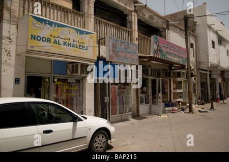 Arabische Geschäfte in einer Seitenstraße in Doha Katar Stockfoto