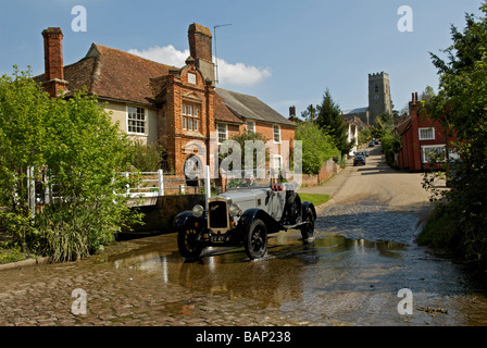 Oldtimer, angetrieben durch eine Furt, Kersey, Suffolk, UK. Stockfoto