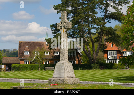 Kriegerdenkmal auf Buckland Dorf grünen Surrey England uk Stockfoto