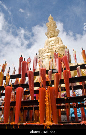 Tribut-Kerzen brennen vor den goldenen Buddha auf dem Gipfel des Mount Emei Shan-Nationalpark, Sichuan, China 2008 Stockfoto