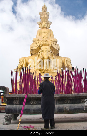 Care Taker Weihrauch vor der Golden Buddha des Mount Emei Shan, Nationalpark-Sichuan, China 2008 Stockfoto