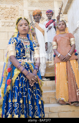 Volkstänzer vor einem Gebäude, Jaisalmer, Rajasthan, Indien Stockfoto