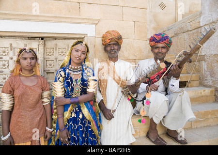 Volkstänzer vor einem Gebäude, Jaisalmer, Rajasthan, Indien Stockfoto