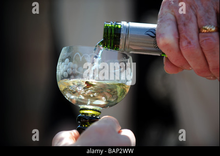 Ein Glas Weißwein aus der Schraubverschluss-Flasche gegossen wird Stockfoto
