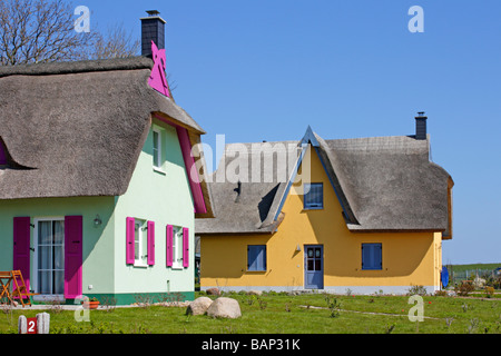 moderne strohgedeckten Häuser in Norddeutschland, Mecklenburg Vorpommern, Insel Rügen, Putgarten Stockfoto