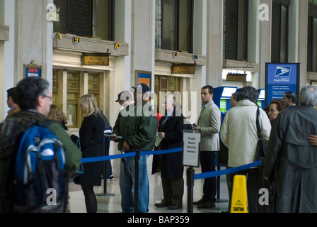 Kunden bei der James Farley Post in New York Stockfoto