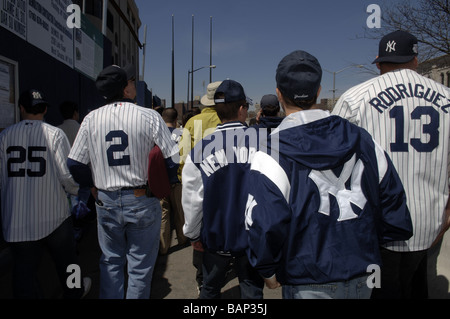 Fans kommen zum Hause Auftakt im neuen Yankee Stadium im New Yorker Stadtteil Bronx Stockfoto