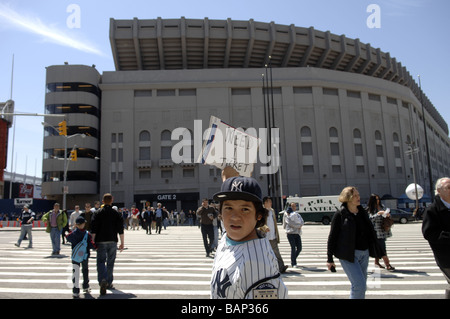 Fans kommen zum Hause Auftakt im neuen Yankee Stadium im New Yorker Stadtteil Bronx Stockfoto