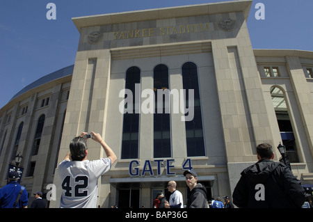 Fans kommen zum Hause Auftakt im neuen Yankee Stadium im New Yorker Stadtteil Bronx Stockfoto