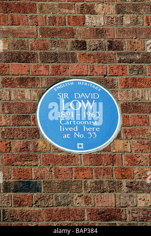 Blaue Plakette markiert das ehemalige Wohnhaus des Karikaturisten Sir David Low im Melbury Court Kensington High St London Stockfoto