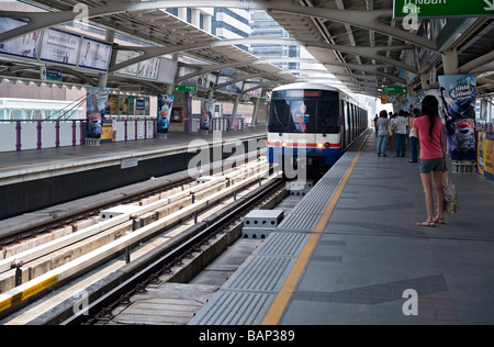 BTS Skytrain zieht in eine Station, Bangkok, Thailand. Stockfoto