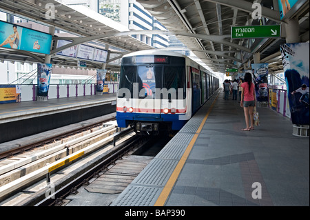 BTS Skytrain zieht in eine Station, Bangkok, Thailand. Stockfoto