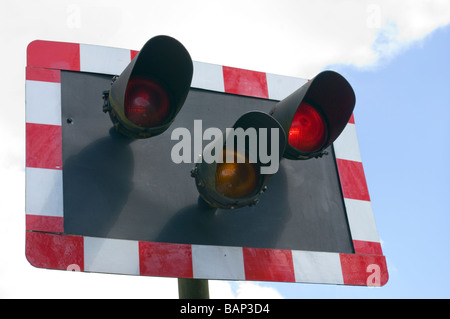 Rote Warnleuchten blinken bei einem Bahnübergang Stockfoto