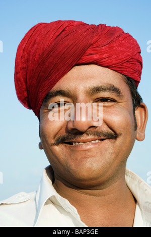 Porträt eines jungen Mannes lächelnd, Jaisalmer, Rajasthan, Indien Stockfoto