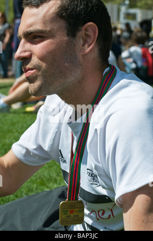 Läufer entspannend nach Beendigung des London-Marathons 2009 Stockfoto