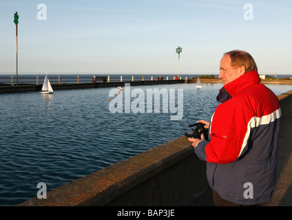 Ein Mann Betrieb einer Yacht funkgesteuert Stockfoto