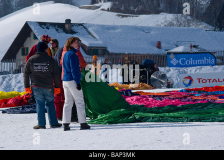 Bodenpersonal auslegen und einen Heißluft-Ballon aufblasen; 2009 Chateau d ' Oex Ballon Festival, Schweiz, Europa. Charles Lupica Stockfoto