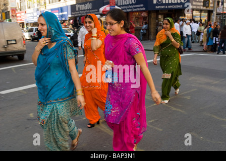 Tausende beobachten und teilnehmen an der 22. jährlichen Sikh Day Parade in New York Stockfoto