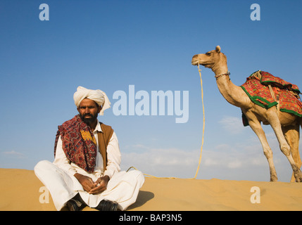 Mann mit einem Kamel in der Wüste Thar-Wüste, Jaisalmer, Rajasthan, Indien Stockfoto