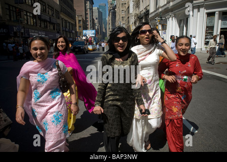 Jugendliche nehmen an der 22. jährlichen Sikh Day Parade in New York Stockfoto