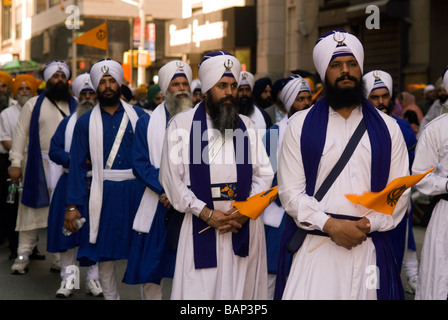 Tausende beobachten und teilnehmen an der 22. jährlichen Sikh Day Parade in New York Stockfoto