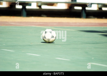 Kinder spielen Fußball auf einem Schulhof Stockfoto