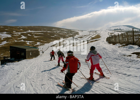 Junge Skifahrer, die Überschrift für das Werg in Coire Na Zistrose, Cairngorm Mountain, Schottland Stockfoto