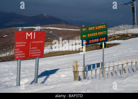 Zeichen an der Spitze der M1-Loipe auf Cairngorm Mountain, Schottland Stockfoto