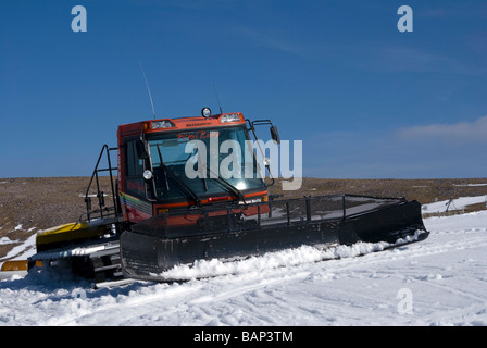 Piste-Beißer Maschine arbeitet auf Cairngorm Berg Stockfoto