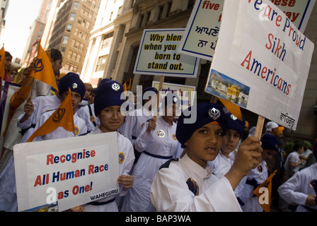 Tausende beobachten und teilnehmen an der 22. jährlichen Sikh Day Parade in New York Stockfoto