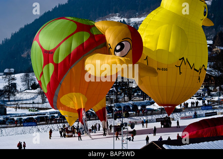 Schildkröte, Huhn Heißluftballon Form wird aufgeblasen; 2009 International Hot Air Balloon Festival Chateau d ' Oex Schweiz Stockfoto