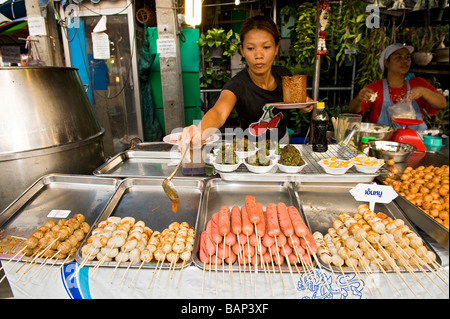 Marktstand mit Thai Huhn Wurst am Spieß. Chatuchak Wochenendmarkt, Bangkok, Thailand. Stockfoto