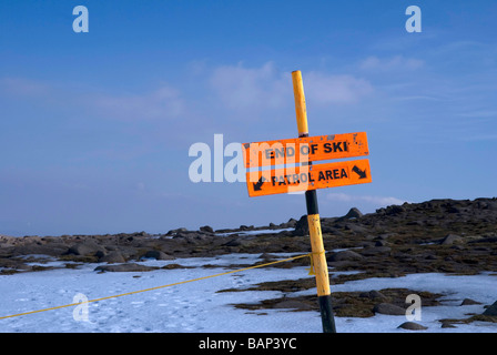 Melden Sie auf der Piste markieren den Rand des sicheren bewachten Bereich auf Cairngorm Mountain, Schottland Stockfoto