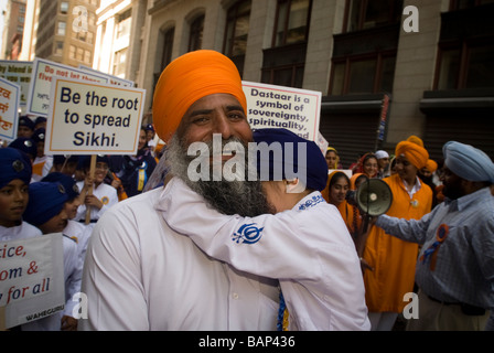 Tausende beobachten und teilnehmen an der 22. jährlichen Sikh Day Parade in New York Stockfoto