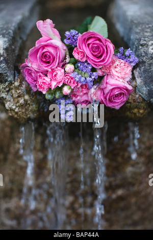 Rosen an einem Brunnen während der Bisley gut kleiden custom bei Bisley, Gloucestershire platziert. Stockfoto