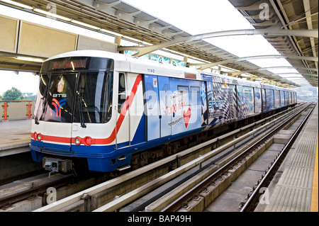 BTS Skytrain zieht in eine Station, Bangkok, Thailand. Stockfoto