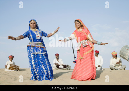 Interpreten, die Durchführung in einer Wüste Thar-Wüste, Jaisalmer, Rajasthan, Indien Stockfoto