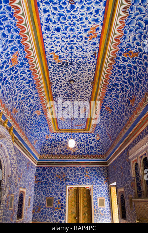 Niedrigen Winkel Blick auf einer Decke, Badal Mahal Junagarh Fort, Bikaner, Rajasthan, Indien Stockfoto