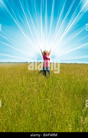 schöne Arme mitten auf einem Feld zu verbreiten Stockfoto