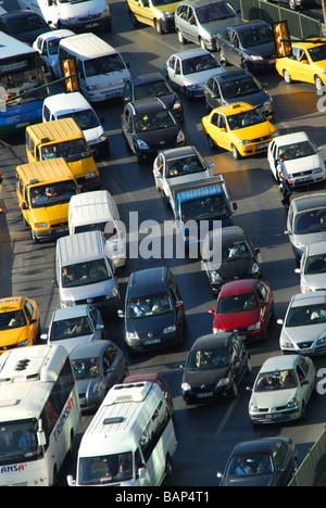 ISTANBUL, TÜRKEI. Festgefahrene Abend Feierabendverkehr im Stadtteil Beyoglu. 2008. Stockfoto