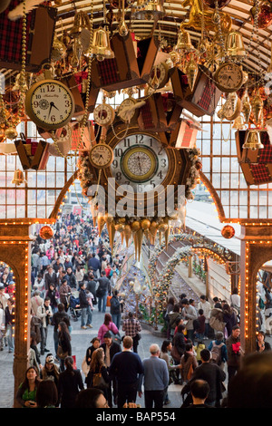 Menschen in Hafenstadt in Hong Kong - Weihnachts-Dekoration in einem Einkaufszentrum in Tsim Sha Tsui, Kowloon, Hong Kong, China, Asien Stockfoto