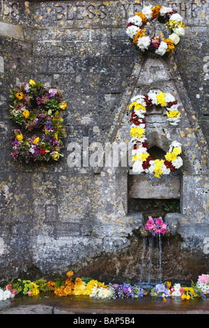 Blumen platziert auf der gut Federn bei Bisley an Christi Himmelfahrt Gloucestershire UK Stockfoto