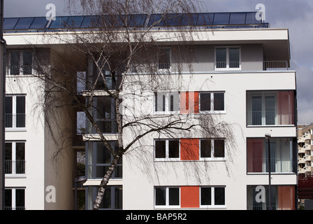 Neubauwohnungen mit eingebauten Solaranlagen ausgestattet, um das Dach, Köln, Nordrhein-Westfalen, Deutschland. Stockfoto