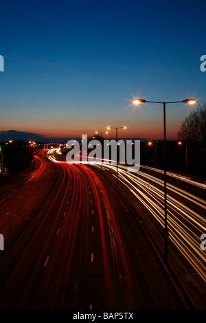 Feierabendverkehr auf A40 Road, Greenford, London, UK Stockfoto