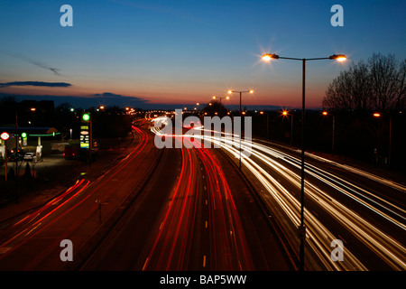 Feierabendverkehr auf A40 Road, Greenford, London, UK Stockfoto